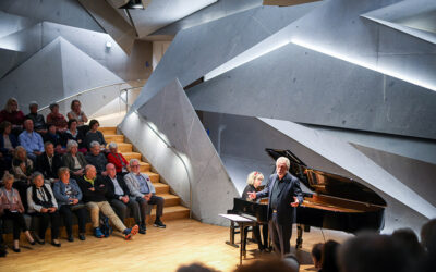 Yaara mit dem Tenor Christoph Prégardien im futuristischen Saal der Villa Marteau
